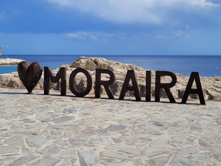 Letters MORAIRA aan de kust