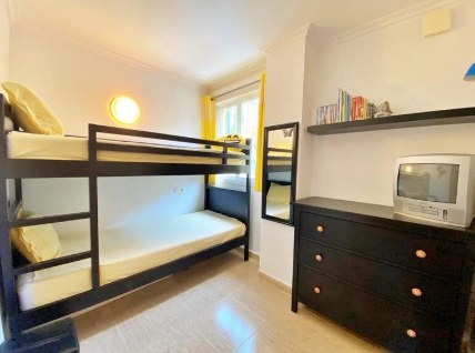 Slaapkamer met stapelbed en ladekast