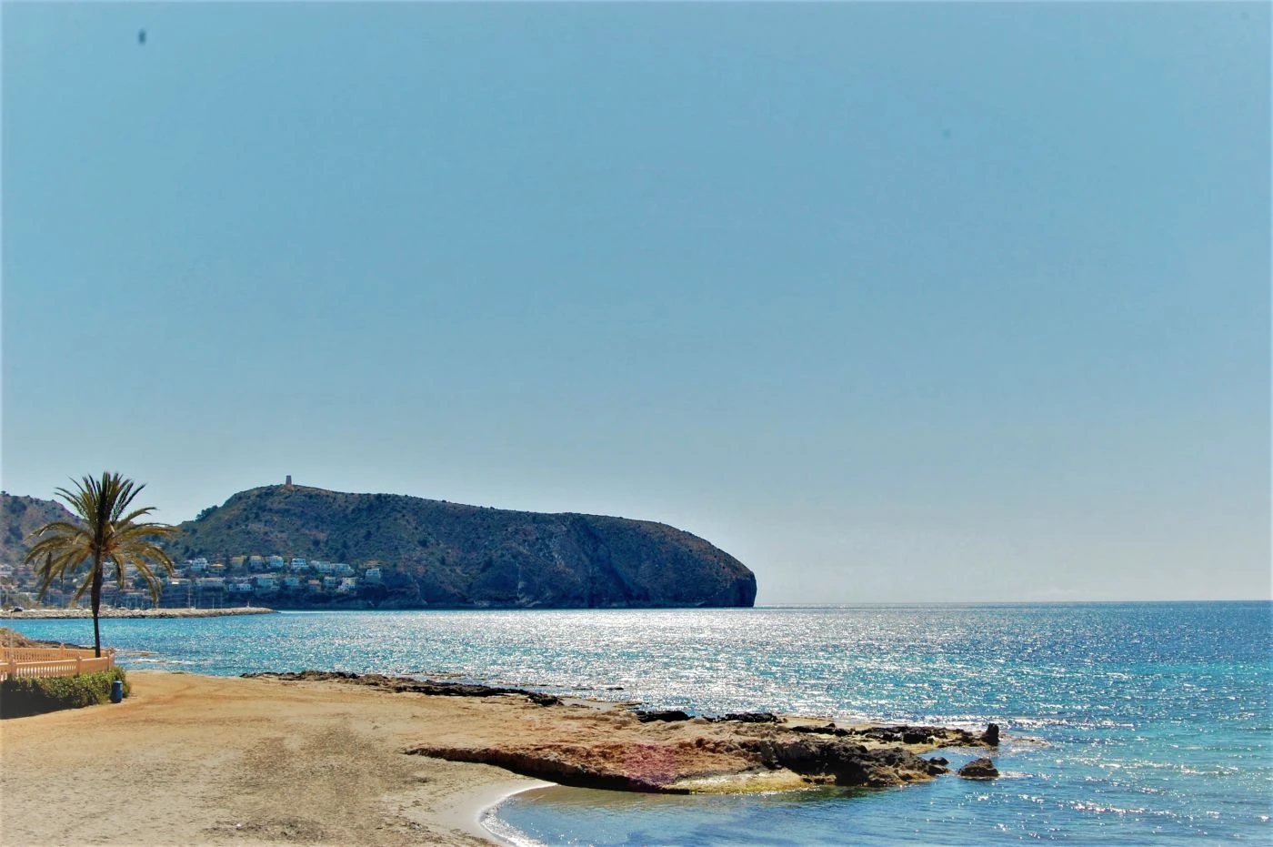 Strand bij Moraira met zicht op de kaap