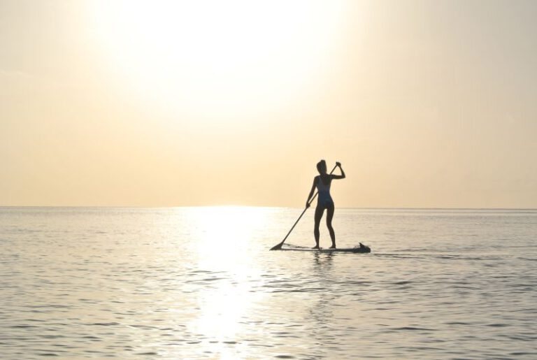 Suppen op zee bij zonsondergang